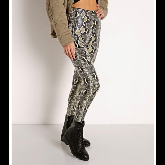 NWT! Commando Faux Animal Legging with Control Olive Snake - Picture 3 of 4